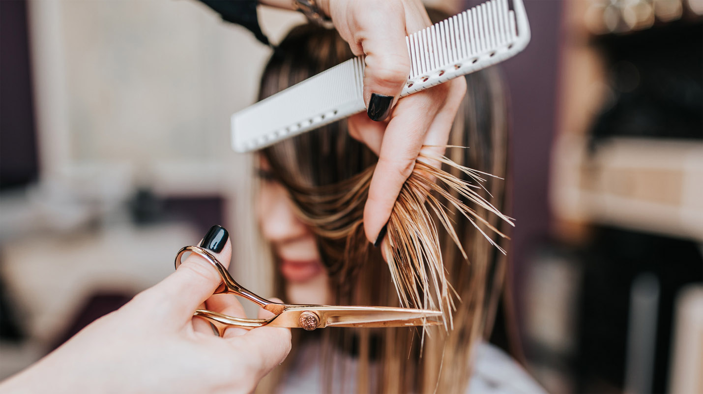Beautiful,Young,Woman,Getting,Her,Haircut,By,A,Hairstylist,At